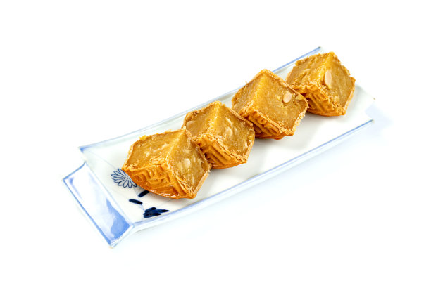 为中国中秋节切成薄片的月饼，孤立在白色背景上图片下载