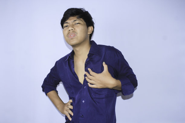 久而久之，亚洲年轻男子上班族累了就把手放在腰上，捂着胸口，患上心脏病的症状图片下载