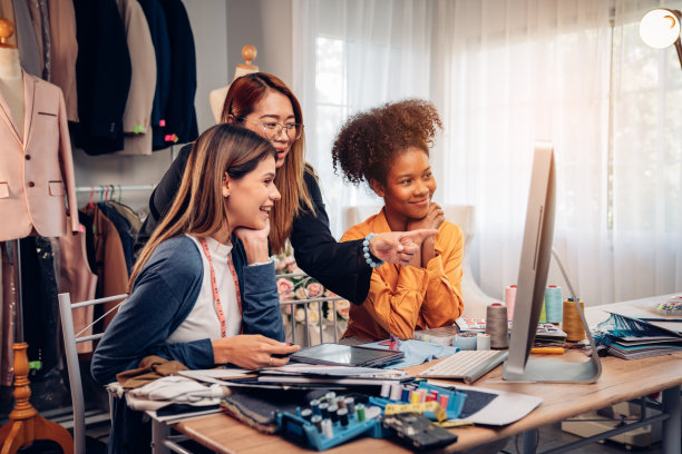 时尚的设计理念，年轻时尚的女性时尚设计师在工作室办公室工作。图片下载