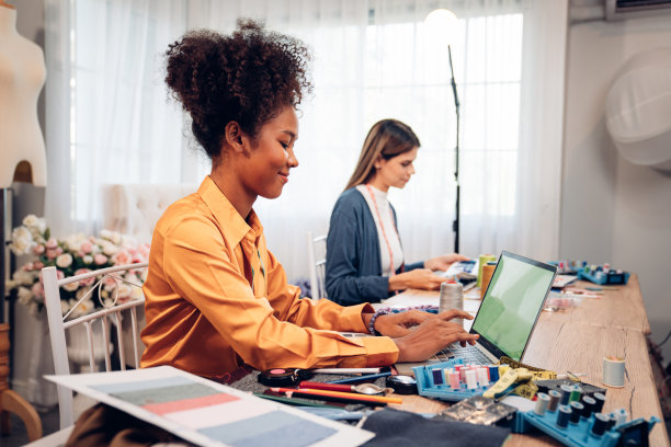 女时装设计师在工作室工作并绘制新服装系列草图，时装设计理念。图片下载