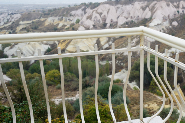 露台阳台与卡帕多西亚的自然景观，土耳其中部的半干旱地区以其独特的仙女烟囱，高大的锥形岩层聚集在僧侣谷，Göreme和其他地方-开塞利图片下载