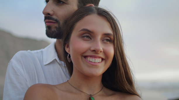 笑着享受周年假期照片的女人。亲密夫妻放松图片下载