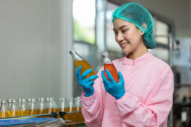 食品工厂。工厂检查员控制生产。负责饮料工厂产品质量或库存检查的主管或工人。在饮水厂工作的QC工人图片下载