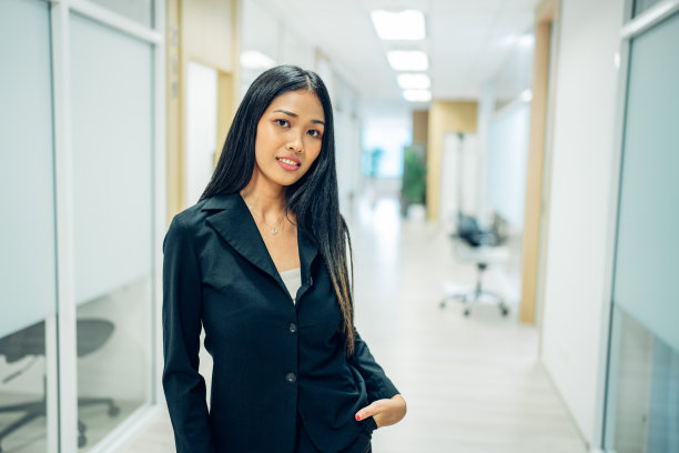 美丽的年轻女商人的肖像，一个漂亮的亚洲模特的特写脸，复制空间。图片下载