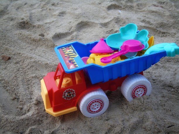 海滩上儿童玩具的照片图片下载