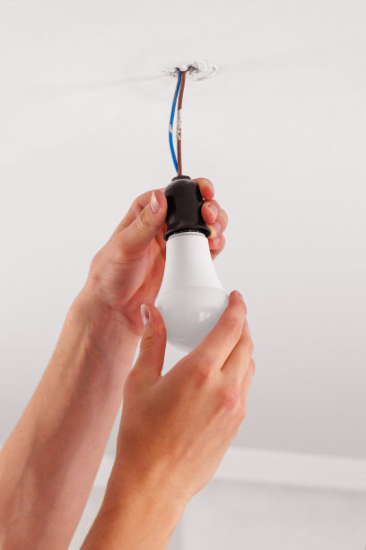 更换天花板背景上的节能灯泡图片下载