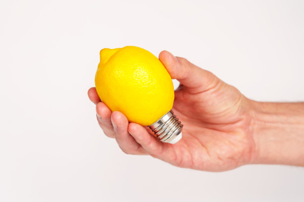 奇妙的柠檬灯泡在白色的背景。肯定抽象概念图片下载
