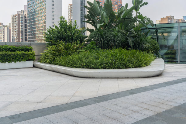 市中心街道上现代建筑前空荡荡的混凝土地板。图片下载