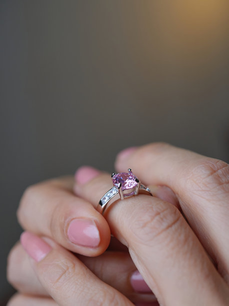 女人手指和钻戒的特写图片下载