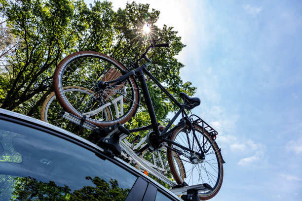 白色汽车顶上的自行车架图片下载