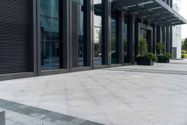 市中心街道上现代建筑前空荡荡的混凝土地板。图片下载