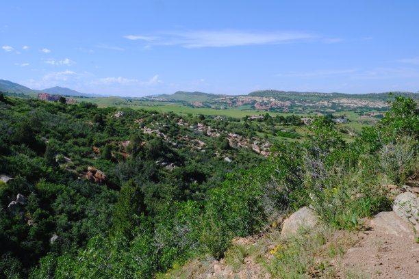 山地景观景区在阳光明媚的夏日以自然为背景，以岩石、山峰、郁郁葱葱的绿色植物为照片复制空间。美国科罗拉多州的徒步小径。旅行，积极的生活方式。图片下载