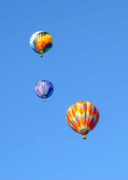 蓝天上五颜六色的三只热气球。文本空间。图片下载