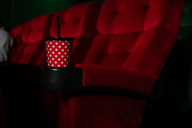 电影的概念。在电影院看电影的人喝水，吃爆米花图片下载