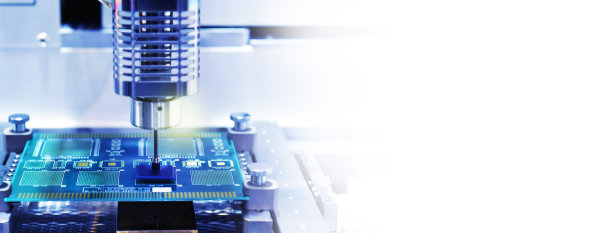 在pcb板上焊接和组装芯片元件的工艺流程。工业内部自动焊锡机图片下载