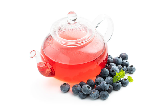 蓝莓茶在玻璃茶壶隔离在白色背景图片下载