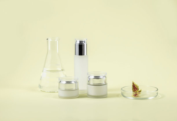 化妆品容器、皮氏培养皿和实验室烧瓶均为黄色背景图片下载