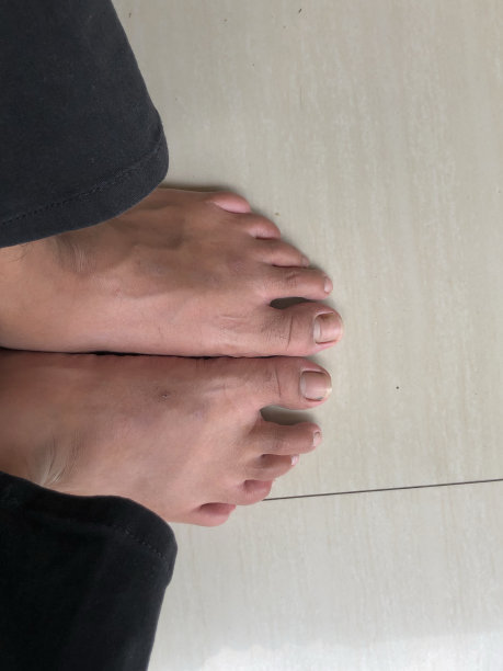 穿黑裤子的男人把脚露在地板上图片下载