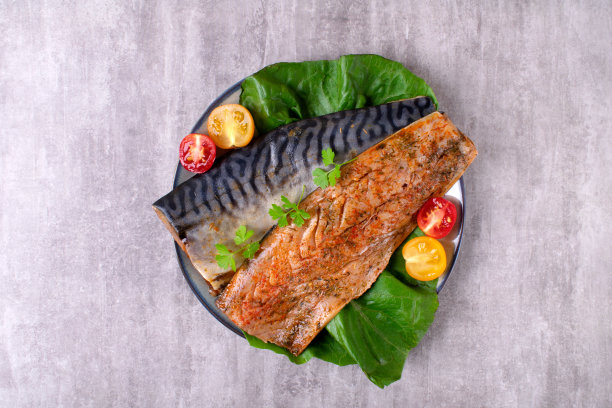 用香料腌制的鲭鱼片和新鲜蔬菜沙拉图片下载