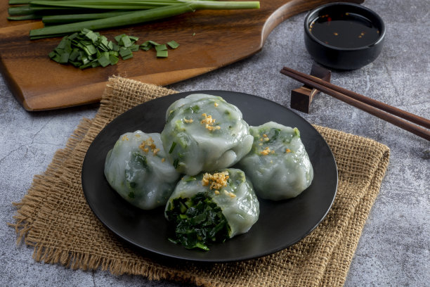 韭菜饺子，用韭菜蒜和调味汁做成的蒸饺图片下载