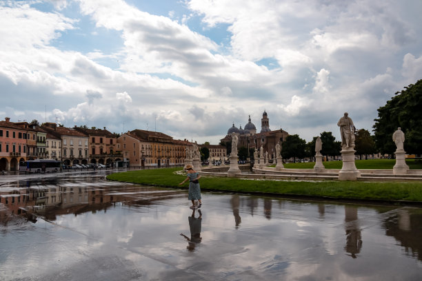 帕多瓦——欧洲意大利威尼托市帕多瓦广场，雨后女子在普拉托德拉山谷散步图片下载