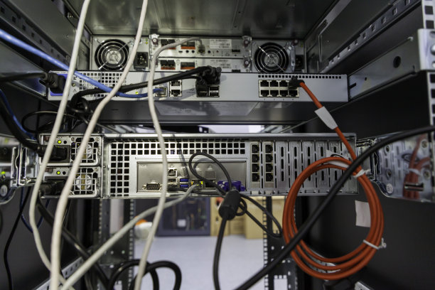 服务器硬件安装在数据中心的机架机箱中图片下载