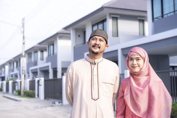 快乐的穆斯林家庭站在新家图片下载
