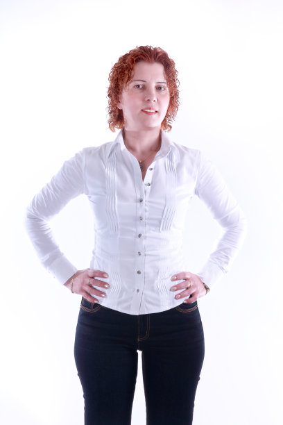 卷曲的红头发白色的商人肖像在白色的背景图片下载