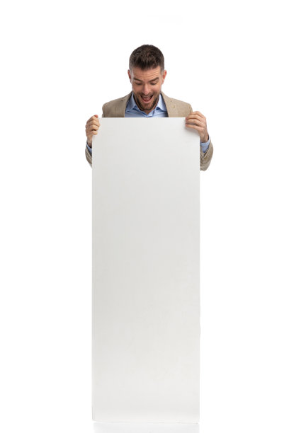 四十多岁的快乐男人用空板盖住身体，向下看图片下载