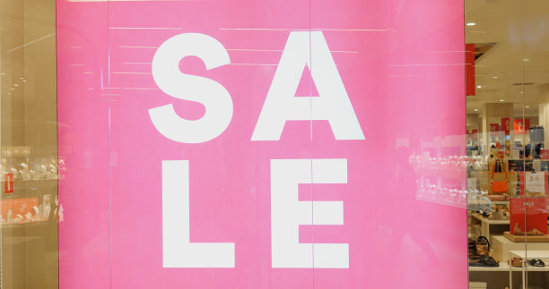 商店展示橱窗内的粉色大型亮色销售广告横幅图片下载