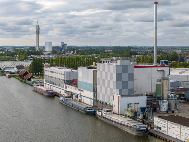 有驳船的工业区图片下载