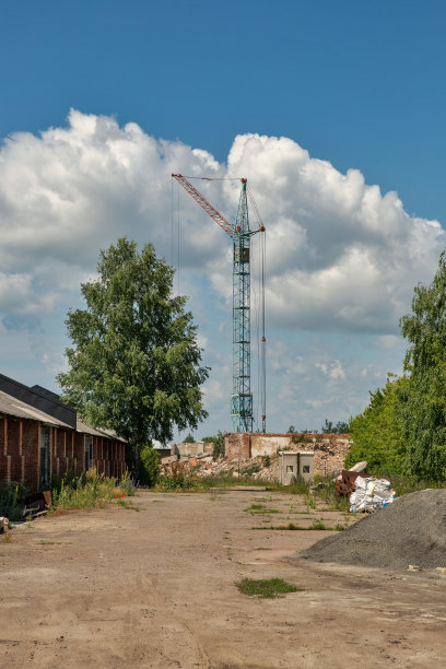 废弃的工业区和建筑起重机图片下载
