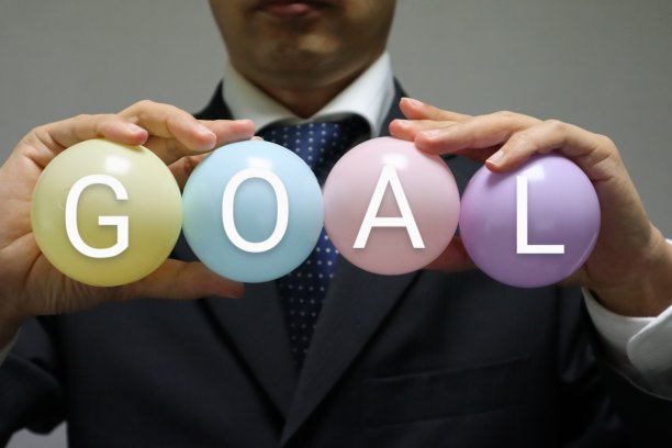 一个人拿着一个球，上面写着GOAL图片下载