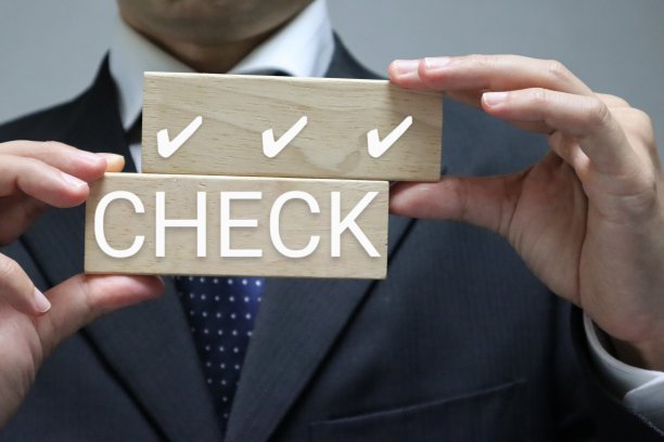 一个人用一个块写为CHECK图片下载