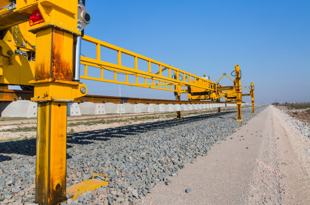 铁路或铁路施工现场，正在使用的铁路轨道安装机。铁路施工现场混凝土枕木透视图图片下载