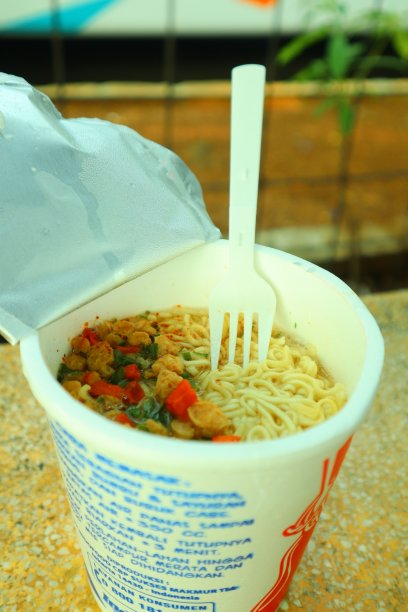 用塑料叉子吃方便面图片下载