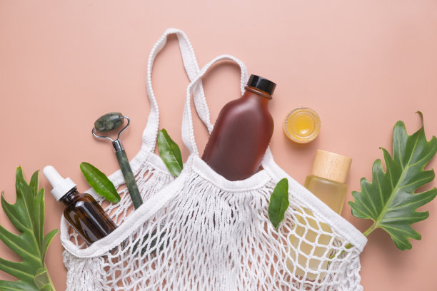 绿叶美容护肤品及化妆品。生态袋装天然有机产品。自我照顾和健康的概念。水疗和芳香疗法的概念。图片下载