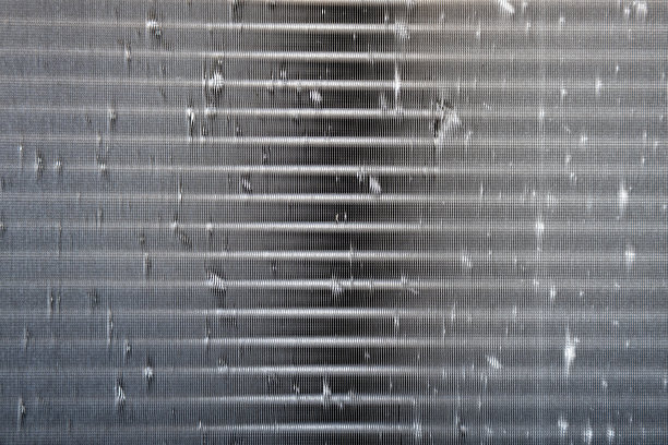 损坏的汽车冷却散热器，特写图片下载