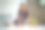 漂亮的年轻女子穿着休闲服，坐在客厅的地毯上看书。人，休闲，生活理念图片下载