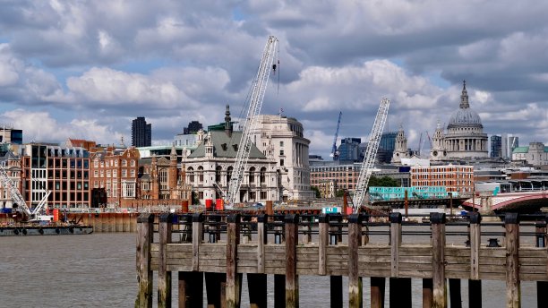 泰晤士河附近维多利亚堤岸的旧建筑图片下载