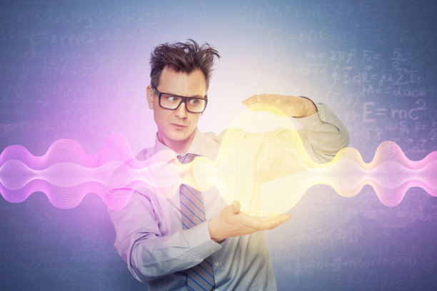 这是一幅概念性的肖像，一个戴着眼镜的男人对着写满科学公式的黑板看着彩色引力波图片下载
