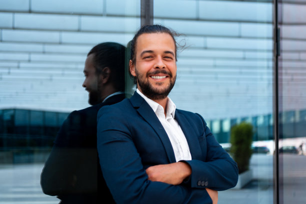 英俊自信的西班牙商人图片下载