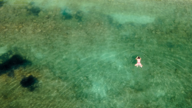 漂浮在加勒比海水面上的女人图片下载
