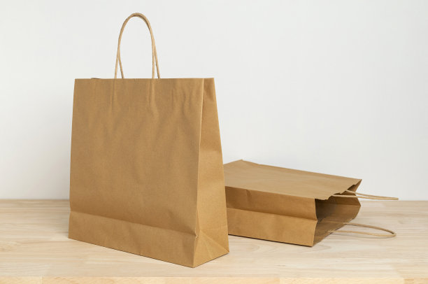 两个棕色纸袋放在木桌上，用来做模板图片下载
