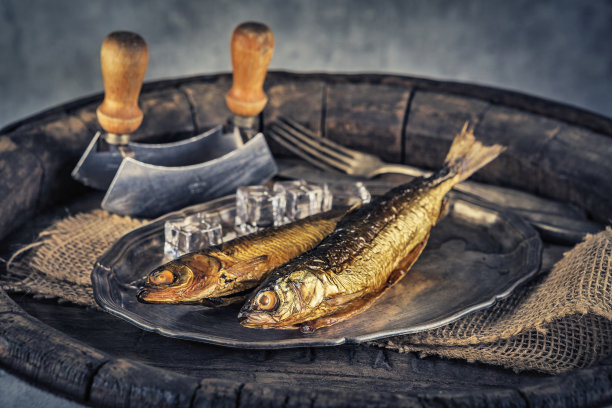 木制背景上的熏鱼。前视图。健美的。图片下载