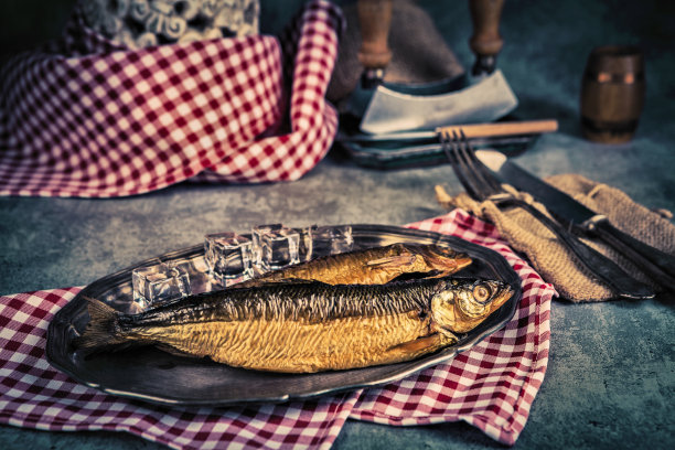 木制背景上的熏鱼。前视图。健美的。图片下载