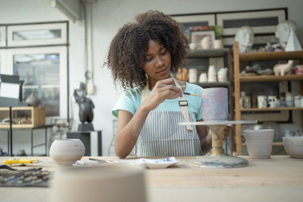 陶艺视觉:年轻美国女性的创作过程图片下载