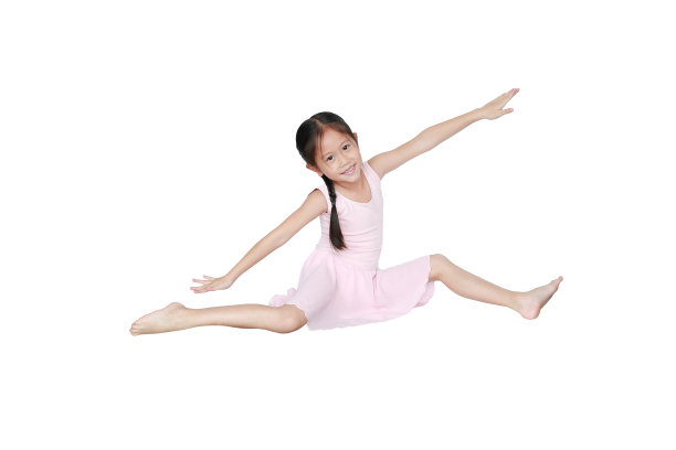 穿着粉色紧身衣的亚洲小女孩在白色背景上练习芭蕾舞。孩子们正在学习芭蕾舞。图片下载