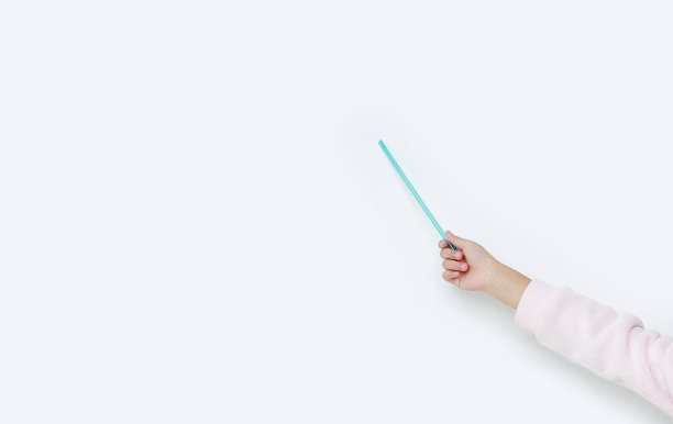 近距离的孩子的手指向上呈现孤立的白色背景与复制空间。图片下载