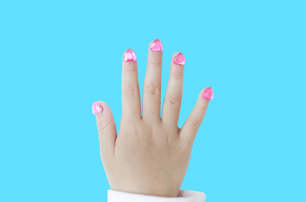 儿童指甲与时尚珠宝隔离在青色背景。特写镜头。图片下载